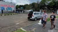 Warga melihat mural yang bernada kritikan tersebut.