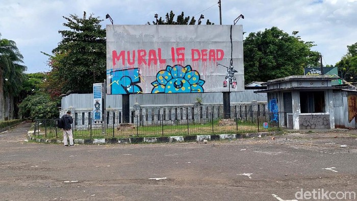 Mural bernada dan bergambar kritik muncul di Kota Bandung, Jawa Barat. Salah satunya mural bertuliskan Mural is Dead.