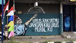 Mural Urus Rakyatmu Jangan Kau Urus Muralku Mejeng di Karawang