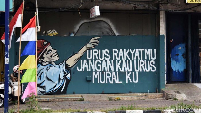 Mural berisikan gambar dan tulisan yang mengkritisi pemerintah muncul di Karawang. Salah satunya tulisan 'Urus Rakyatmu jangan urus muralku.