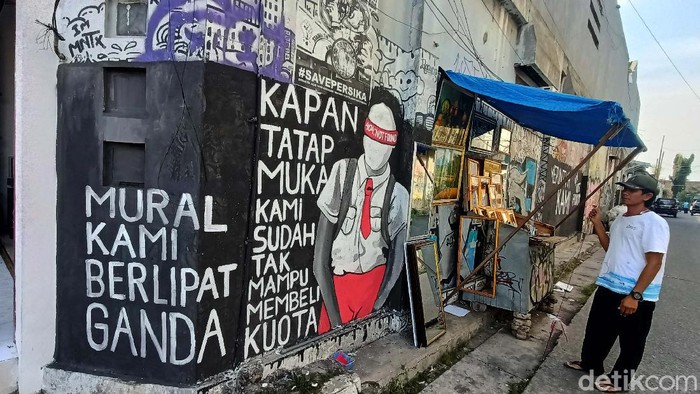Mural berisikan gambar dan tulisan yang mengkritisi pemerintah muncul di Karawang. Salah satunya tulisan Urus Rakyatmu jangan urus muralku.