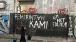 Mural Urus Rakyatmu Jangan Kau Urus Muralku Mejeng di Karawang