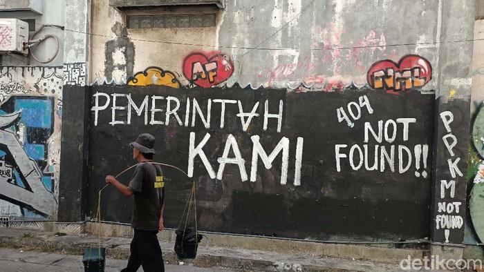 Mural berisikan gambar dan tulisan yang mengkritisi pemerintah muncul di Karawang. Salah satunya tulisan 'Urus Rakyatmu jangan urus muralku.