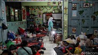 Warga mengungsi di ruangan kelas yang dipisahkan berdasarkan jenis kelamin.