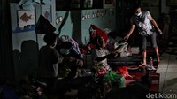 Para pengungsi ini merupakan korban kebakaran yang menghanguskan 60 rumah pada hari Minggu (29/8/2021) lalu.