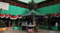 Total ada 55 KK yang mengungsi di gedung sekolah itu.