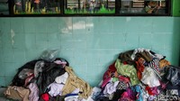 Baju layak pakai diberikan untuk para pengungsi.