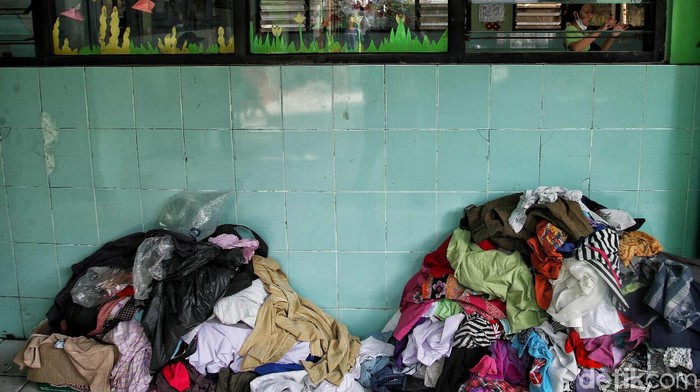 Ratusan korban kebakaran mengungsi di SD 09 Kebon Kosong, Kemayoran, Jakpus. Mereka kehilangan rumah akibat kebakaran pada Minggu (29/8/2021) lalu.