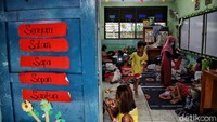 Sebanyak 250 orang mengungsi di gedung sekolah tersebut.