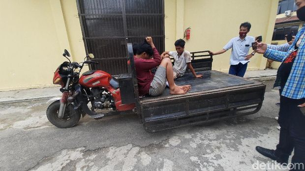 Oknum PLH sopir Dinas Kebersihan Palembang ditangkap karena mencuri motor roda tiga. Dia berkomplot dengan temannya yang residivis narkoba. (Prima S/detikcom)
