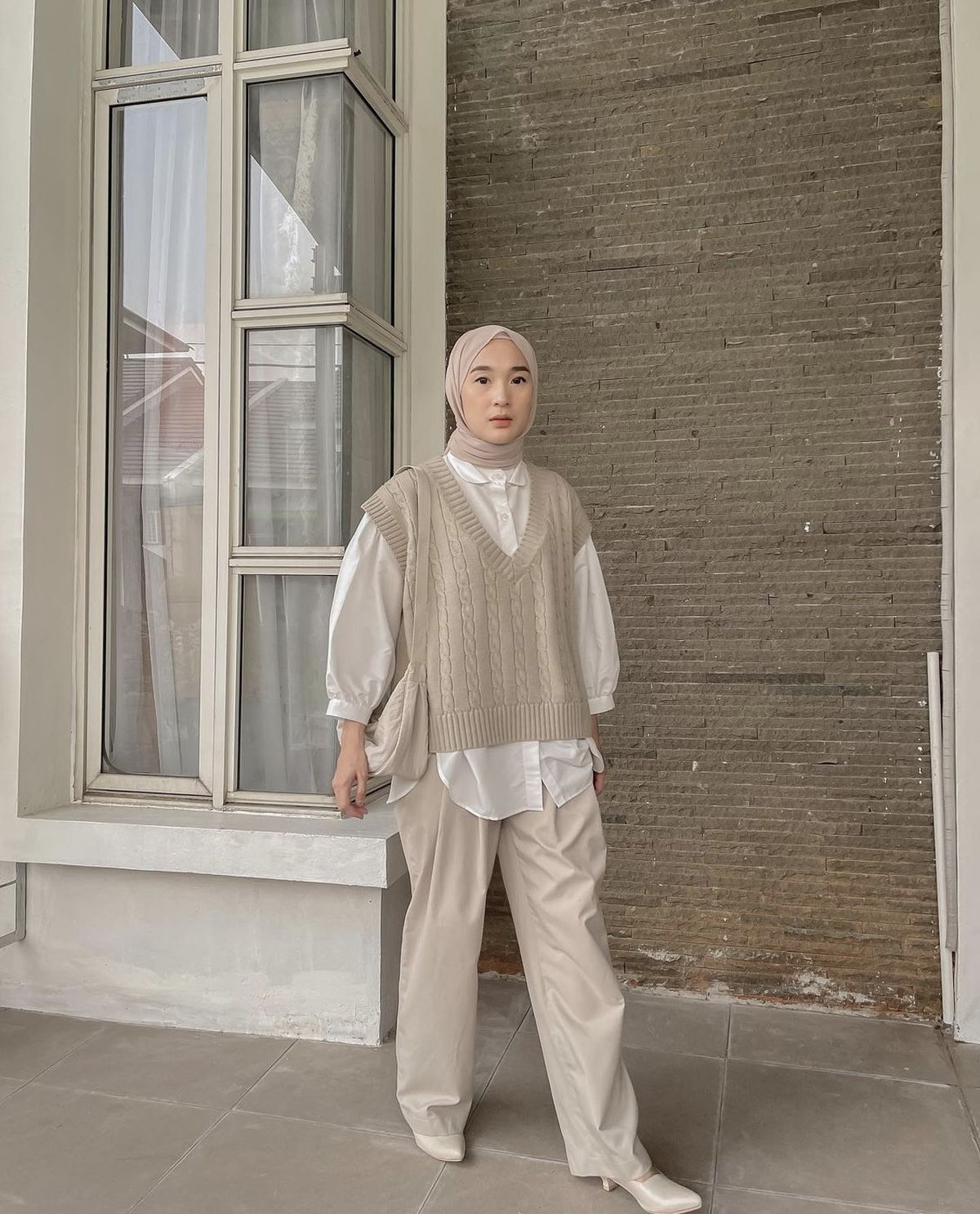 7 Inspirasi OOTD Vest Rajut dengan Hijab Mulai dari Celana Hingga Dress
