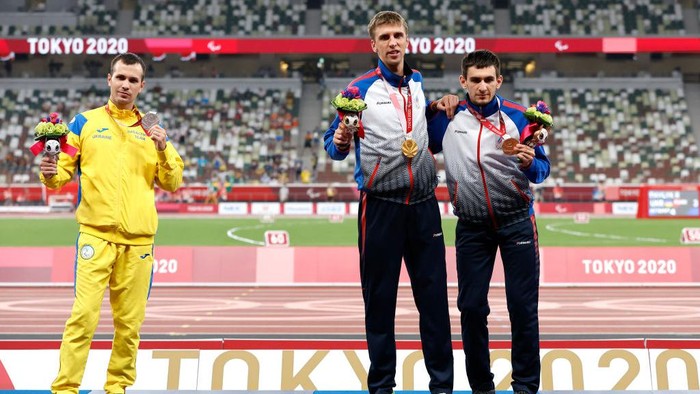 TOKYO, JAPAN - AUGUST 30: (L-R) Silver medalist Ihor Tsvietov of Team Ukraine, gold medalist Dmitrii Safronov of Team RPC and bronze medalist Artem Kalashian of Team RPC pose during the during the men’s 100m - T35 medal ceremony on day 6 of the Tokyo 2020 Paralympic Games at Olympic Stadium on August 30, 2021 in Tokyo, Japan. (Photo by Tasos Katopodis/Getty Images)