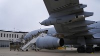 Pada Sabtu (28/8) pagi, pesawat militer Inggris meninggalkan Kabul setelah mengevakuasi lebih dari 15 ribu orang dalam 2 minggu terakhir, pasca Taliban mengambilalih pemerintahan Afghanistan. Jumlah itu termasuk 5.000 warga negara Inggris dan lebih dari 8.000 warga Afghanistan yang bekerja untuk Inggris, dan keluarga mereka, serta banyak orang yang sangat rentan. Selain itu, ada 2.200 anak yang juga ikut dievakuasi Inggris. AP/Alastair Grant. 