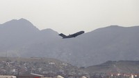 Pesawat militer terakhir Amerika Serikat telah resmi meninggalkan bandara Kabul, Afghanistan. AP Photo/Wali Sabawoon.