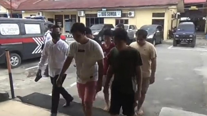 Kasat Reskrim Polres Labuhanbatu AKP Parikhesit saat rilis pembonolan mesin ATM