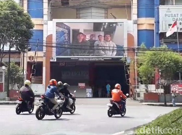 Hukuman sosial diberikan kepada pelanggar lalu lintas di Kota Malang. Wajah pelanggar akan terpampang atau tayang di videotron.