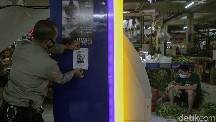 Pemasangan Stiker Posko Hotline PPKM di Pasar Santa Stiker Posko Hotline PPKM Ditreskimsus Polda Metro Jaya di Pasar Santa, Jakarta. Hotline ini berfungsi untuk untuk aduan pelanggaran terkait kenaikan harga vitamin/obat-obatan, dll.