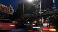 Polisi mengatur arus lalu-lintas di pos pengendalian mobilitas ganjil-genap kendaraan, Jalan Prof DR Satrio, Jakarta Selatan, Senin (30/8/2021).