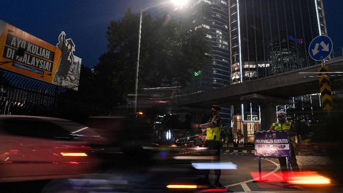 PEMERINTAH PERPANJANG PPKM HINGGA 6 SEPTEMBER Anggota Polisi dan Dishub mengatur arus lalu-lintas di pos pengendalian mobilitas ganjil-genap kendaraan, Mampang Prapatan, Jakarta Selatan, Senin (30/8/2021). Pemerintah memperpanjang PPKM level 3 dan 4 di Jawa-Bali hingga 6 September 2021. ANTARA FOTO/Sigid Kurniawan/wsj.