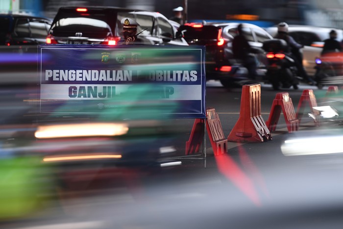 Anggota Polisi dan Dishub mengatur arus lalu-lintas di pos pengendalian mobilitas ganjil-genap kendaraan, Mampang Prapatan, Jakarta Selatan, Senin (30/8/2021). Pemerintah memperpanjang PPKM level 3 dan 4 di Jawa-Bali hingga 6 September 2021. ANTARA FOTO/Sigid Kurniawan/wsj.