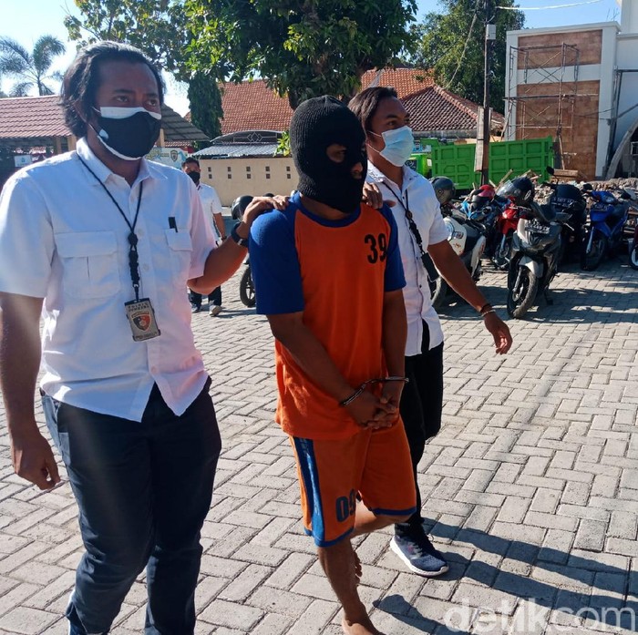 Seorang tukang parkir di Jombang tega memerkosa dua putri kandungnya sendiri. Untuk memuluskan aksi bejatnya itu, tersangka mengancam tidak akan menyekolahkan korban.