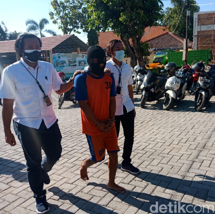 Seorang tukang parkir di Jombang tega memerkosa dua putri kandungnya sendiri. Untuk memuluskan aksi bejatnya itu, tersangka mengancam tidak akan menyekolahkan korban.