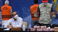 Sejumlah barang bukti pun turut diamankan KPK. Barang bukti tersebut di antaranya berbagai dokumen dan termasuk uang sejumlah Rp362.500.000,00.  