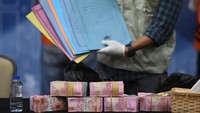 Tak hanya Bupati Puput Tantriana Sari dan suami saja yang diamankan KPK lewat OTT tersebut. Total, ada 10 orang yang turut ditangkap KPK.