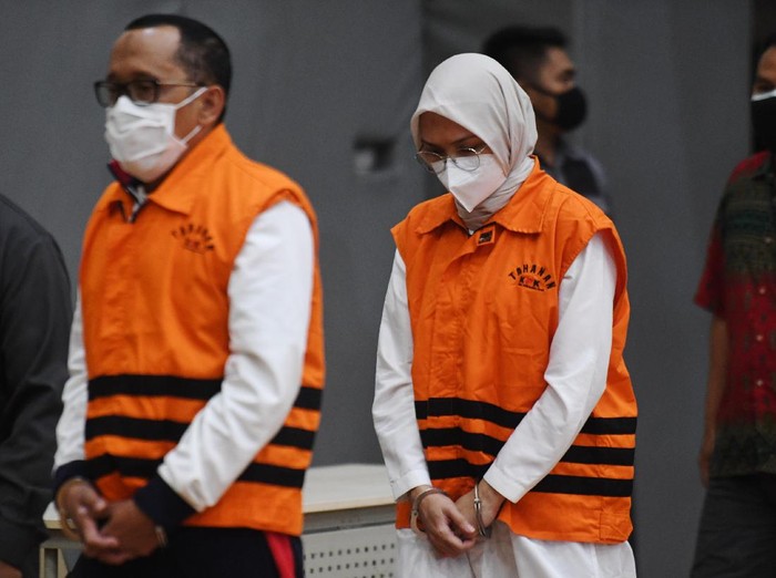 KPK melakukan OTT Bupati Probolinggo Puput Tantriana Sari. Sejumlah barang bukti pun diamankan, salah satunya uang tunai senilai Rp 362.500.000,00.