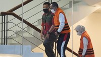 Sedangkan para penerima suap disangkakan melanggar Pasal 12 huruf a atau pasal 12 huruf b atau pasal 11 UU nomor 31 tahun 1999 tentang pemberantasan tindak pidana korupsi sebagaimana telah diubah dengan UU nomor 20 tahun 2001 tentang perubahan atas UU nomor 31 tahun 1999 tentang pemberantasan tindak pidana korupsi juncto pasal 55 ayat 1 ke 1 KUHP.