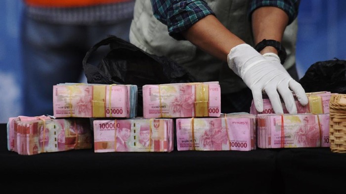 KPK melakukan OTT Bupati Probolinggo Puput Tantriana Sari. Sejumlah barang bukti pun diamankan, salah satunya uang tunai senilai Rp 362.500.000,00.