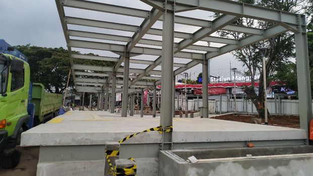 Penataan Stasiun Manggarai, termasuk adanya shelter ojek online (ojol).