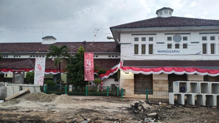 Penataan Stasiun Manggarai, termasuk adanya shelter ojek online (ojol).