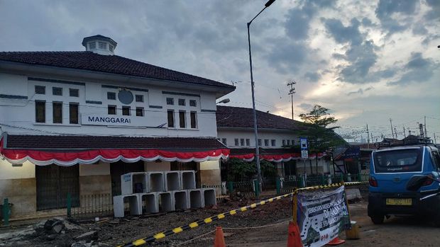 Penataan Stasiun Manggarai, termasuk adanya shelter ojek online (ojol).