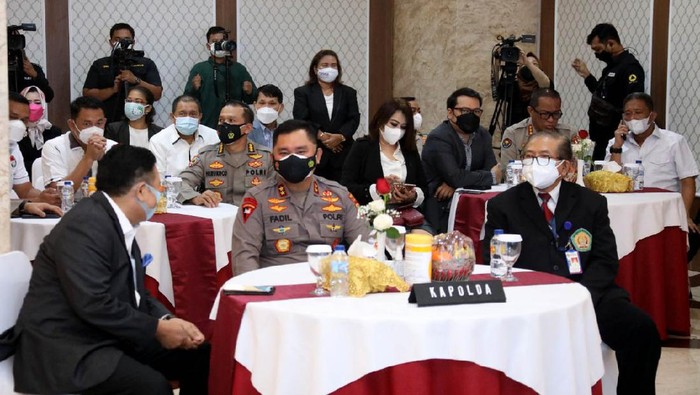 Pendidikan Advokat untuk Anggota Polri Polda Metro Jaya bersama Peradi dan Ubhara Jaya melakukan penandatangan kerjasama dan melakukan Pembukaan βPendidikan Khusus Profesi Advokat (PKPA) Kelas Khusus Angkatan Iβ bagi para anggota Polri.