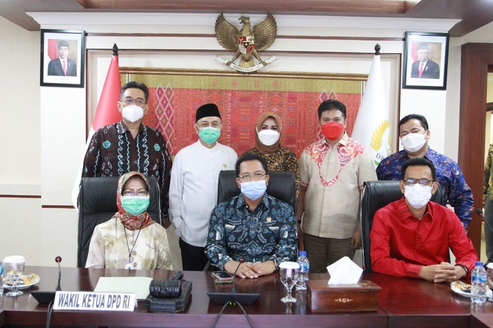 Peneliti Senior LIPI R. Siti Zuhro mengatakan DPD RI perlu memperkuat posisinya sebagai penyambung lidah rakyat di daerah.