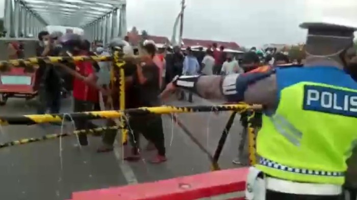 Pengemudi di Lhokseumawe Aceh marah lantaran terjebak antrean panjang penyekatan