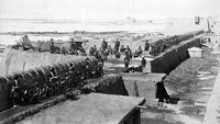 Jendral Frederick Roberts melakukan inspeksi pasukan dalam Perang Aghanistan di Kabul tahun 1930an.  (Photo by Capt James Burke/Getty Images)