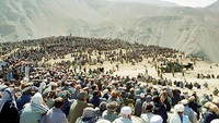 Simpatisan dan warga memberi penghormatan terakhir untuk pemimpin militer aliansi utara, Ahmed Shah Massoud, di lembah Panjshir, Afghanistan,  (17/11/2001). Saat ini, putra Ahmed Shah Massoud, Ahmed Massoud menyatakan perlawanan terhada Taliban. (Photo by Sergei Zhukov/ITAR-TASS/Getty Images)