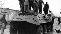 Para pejuang Afghan menaiki tank Soviet yang berhasil dilumpuhkan. Soviet menduduki Afghanistan selama 10 tahun (1979-1989).   (Photo by Peter Jouvenal/Getty Images)