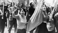 Potret pengunjukrasa di sebuah aksi demonstrasi di Kabul, Juli 1979. Tampak perempuan masih mengenakan baju terbuka seperti pada umumnya perempuan di negara modern.  (Photo by Keystone/Getty Images)