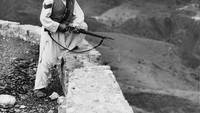 Seorang pejuang berjaga di celah Khyber yang menjadi pembatas Afghanistan dan Pakistan, pertengahan tahun 1934. Saat itu, Pakistan masih menjadi satu dengan India di bawah bendera koloni Inggris.  (Photo by Fox Photos/Getty Images)