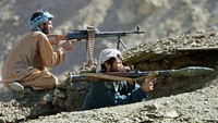 Anggota Aliansi Utara berada di garis terdepan peperangan melawan Taliban di Jabul, 30 mil utara Kabul (2/10/2001).  (Photo by Oleg Nikishin/Getty Images)
