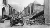 Sisa kerusakan akibat perang melawan tentara kolonial Inggris di Kabul (3/12/1929).  (Photo by Hulton Archive/Getty Images)