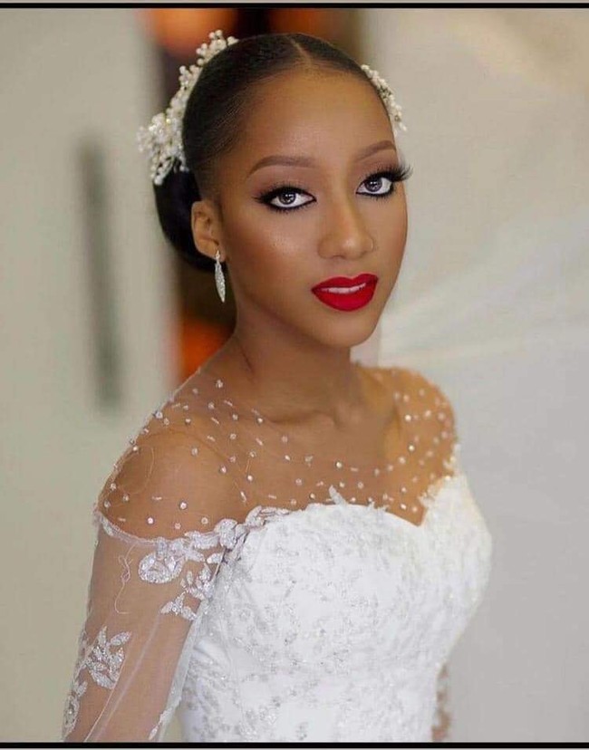 Hal lain yang menjadi perbincangan dan kontroversi adalah masalah foto pre-wedding. Banyak netizen yang mengkritik pakaian wanita 19 tahun dalam pemotretan itu karena dianggap kurang pantas dan terbuka. Foto: Facebook Bliss Lowo Sejlo