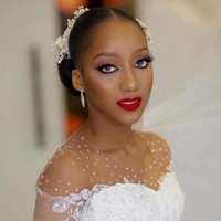 Hal lain yang menjadi perbincangan dan kontroversi adalah masalah foto pre-wedding. Banyak netizen yang mengkritik pakaian wanita 19 tahun dalam pemotretan itu karena dianggap kurang pantas dan terbuka. Foto: Facebook Bliss Lowo Sejlo