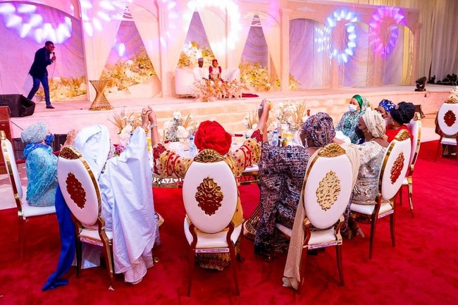 Menyatukan dua keluarga berpengaruh, tak heran jika acara tersebut diadakan spesial meski di tengah pandemi Corona. Dilansir BBC, pernikahan itu sendiri diselenggarakan oleh Menteri Komunikasi Isa Ali Pantami yang dikenal sebagai seorang imam besar. Foto: Instagram @aishambuhari