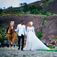 Di Nigeria baru saja digelar acara yang disebut sebagai perayaan terbesar tahun ini yakni pernikahan yang menyatukan keluarga presiden dan kerajaan. Momen bahagia Yusuf Buhari dan Zahra Nasir Bayero itu pun jadi perbincangan dan menimbulkan kontroversi di kalangan netizen. Foto: Instagram @aishambuhari