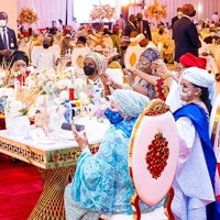 Dari berbagai foto yang diunggah bisa dilihat jika banyak tamu penting datang pada pernikahan Yusuf dan Zahra. Dilaporkan ada 100 pesawat pribadi yang diterbangkan untuk acara tersebut meski pihak bandara mengaku hanya ada kurang dari 50. Padahal skala dari pesta ini sudah dikurangi karena pandemi Corona. Foto: Instagram @aishambuhari