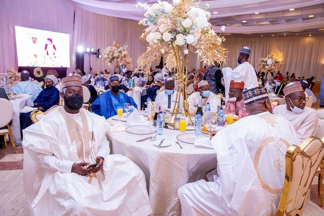 Pesta mewah yang dihadirkan oleh banyak orang penting dari negara tetangga ini menjadi kontroversi karena mendatangkan banyak orang. Apalagi terlihat jika saat acara banyak orang tidak memakai masker sedangkan kasus COVID-19 di Nigeria sedang tinggi. Foto: Instagram @aishambuhari